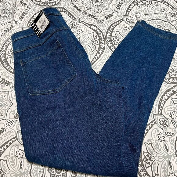 Hue Women's Mid-Rise Pull-On Denim‎ Capri Leggings - Picture 4 of 4